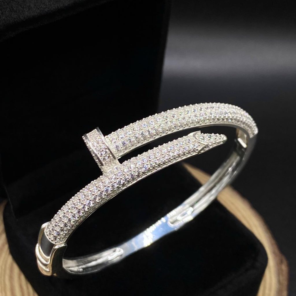 Vòng tay đinh HKJVTB522870